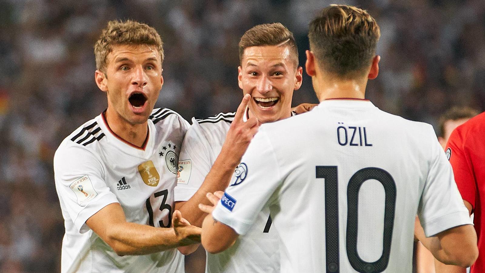 FIFA-Weltrangliste: Deutschland verdrängt Brasilien von Platz 1 Bilder des Tages - SPORT d Julian DRAXLER, DFB 7 Torjubel, Jubel nach dem Tor zum 2-0 mit Mesut OEZIL, DFB 10 Thomas MUELLER, DFB 13 DEUTSCHLAND - NORWEGEN WM-Qualifikation Deutsche Fussball Nationalmannschaft, DFB am 04.09.2017 in Stuttgart, Deutsch
