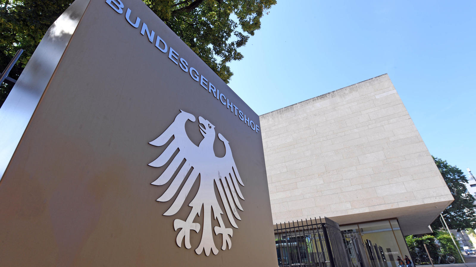 Unerlaubte Zusatzkosten bei Banken und Sparkassen: So holen Kunden die Gebühren zurück Aussenaufnahme des Bundesgerichtshofs (BGH) in Karlsruhe (Baden-Württemberg), aufgenommen am 22.06.2017. (zu dpa: «BGH verhandelt über verschiedene Entgelte einer Sparkasse» vom 12.09.2017) Foto: Uli Deck/dpa +++(c) dpa - Bildfunk+++