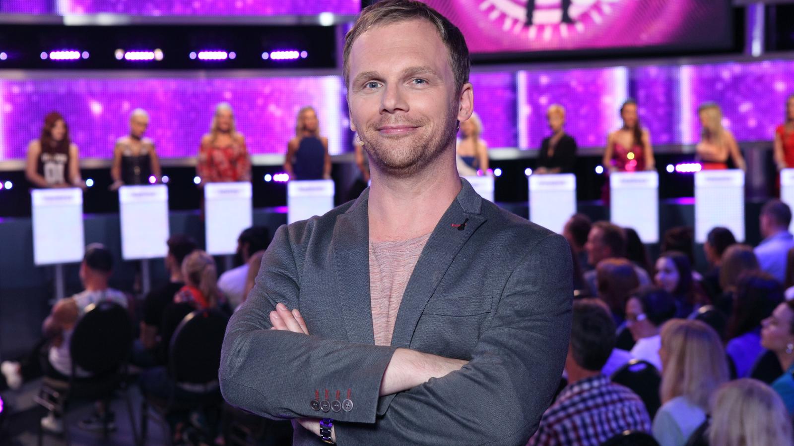 Take Me Out: Ralf Schmitz führt durch sechs neue Folgen der Single-Show Take me Out: In der rasant-witzigen Dating-Show mit Ralf Schmitz stellt sich ein Mann 30 attraktiven Ladys.