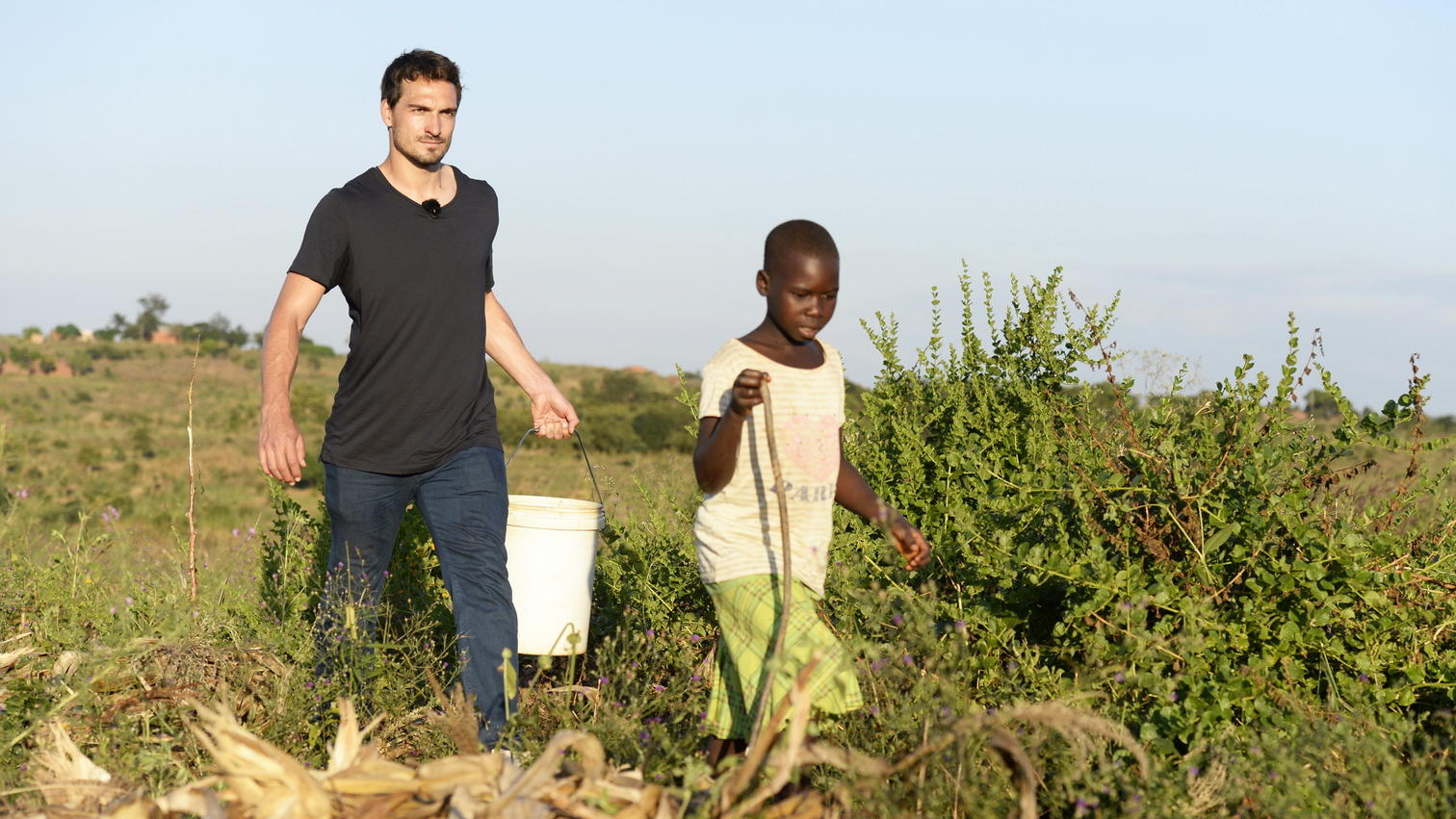 Mats Hummels mit „RTL – Wir helfen Kindern“ und UNICEF in Malawi Mats Hummels stellt als Pate von RTL - Wir helfen Kindern ein Projekt für den Bau und die Einrichtung von Klassenräumen an einer Grundschule in Malawi/Afrika für den RTL-Spendenmarathon vor.
