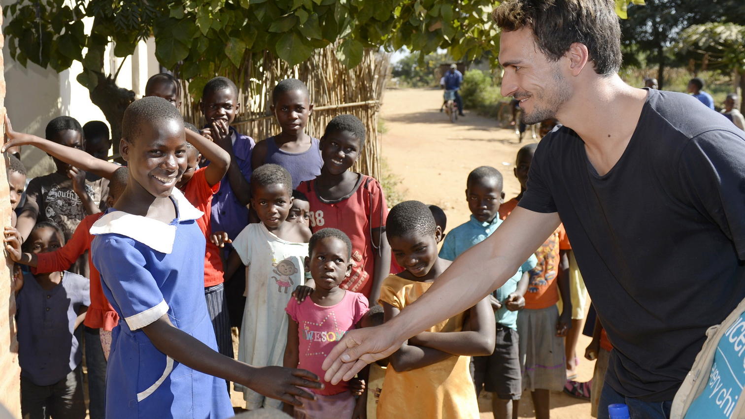 Mats Hummels mit „RTL – Wir helfen Kindern“ und UNICEF in Malawi Mats Hummels stellt als Pate von RTL - Wir helfen Kindern ein Projekt für den Bau und die Einrichtung von Klassenräumen an einer Grundschule in Malawi/Afrika für den RTL-Spendenmarathon vor.