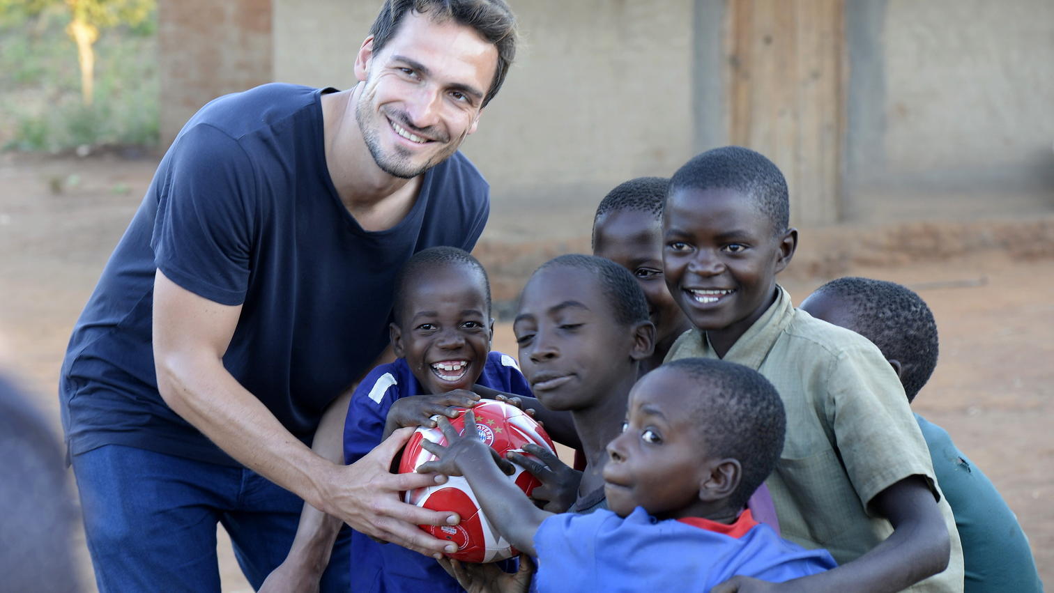 Mats Hummels mit „RTL – Wir helfen Kindern“ und UNICEF in Malawi Mats Hummels stellt als Pate von _RTL _ Wir helfen Kindern_ ein Projekt für den Bau und die Einrichtung von Klassenräumen an einer Grundschule in Malawi/Afrika für den RTL-Spendenmarathon vor.