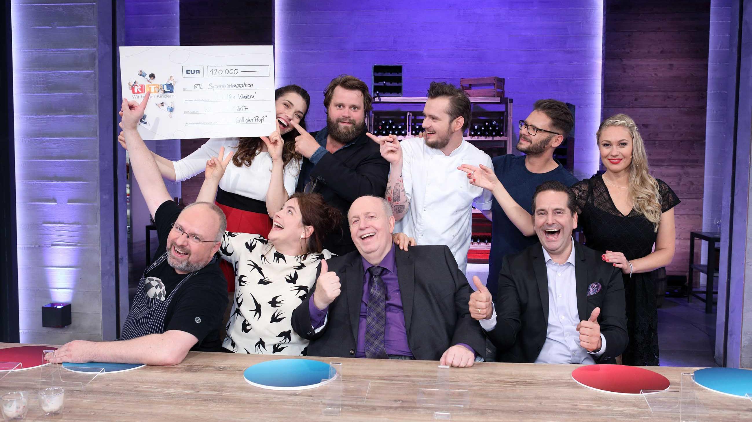 Profis und Promis kochen erfolgreich für den RTL-Spendenmarathon! V.l.: Koch-Profi Christian Lohse, Annett Müller, Jurymitglied Maria Groß, Antoine Monot Jr., Jurymitglied Reiner Calmund, Koch-Coach Tony Hohlfeld, Thomas Drechsel, Jurymitglied Gerhard Retter und Moderatorin Ruth Moschner