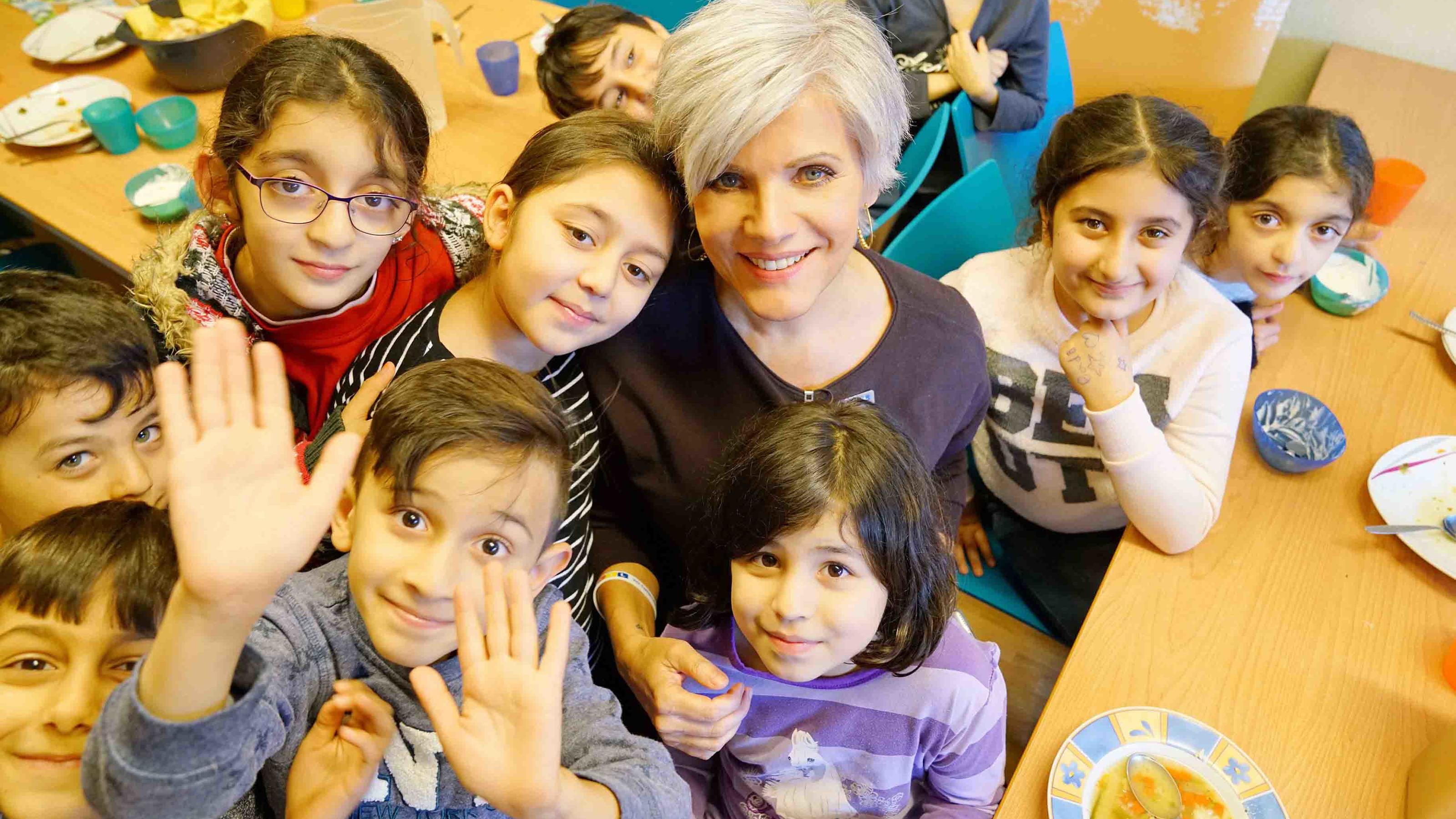 „RTL – Wir helfen Kindern“: RTL-Kinderhäuser unterstützen hunderte benachteiligte Kinder in Deutschland Die RTL-Moderatorin Birgit Schrowange setzt das Engagement von "RTL - Wir helfen Kindern" fort. Mit den Spenden wurden in den Städten Köln, Berlin, Leipzig, Stuttgart und München mit den "RTL-Kinderhäusern" Anlaufstellen für sozial benachteiligt