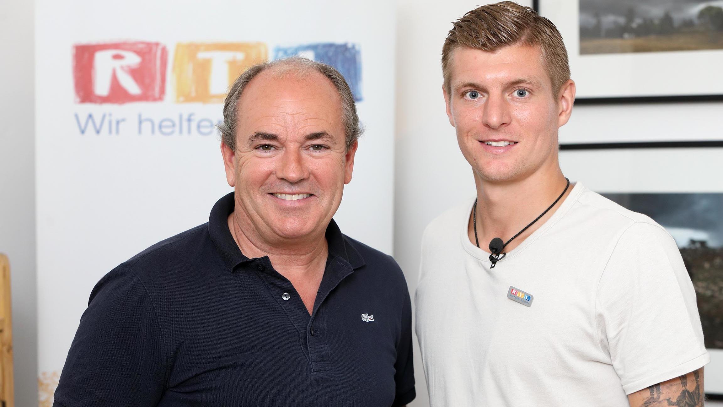 „RTL - Wir helfen Kindern“-Pate Toni Kroos hilft schwerkranken Schwestern Als Pate der Stiftung "RTL - Wir helfen Kindern" setzt sich Fußballer Toni Kroos für die ambulanten Kinder- und Jugendhospizdienste für lebensverkürzend erkrankte Kinder ein. Foto: Moderator Wolfram Kons (r.), Pate Toni Kroos
