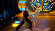 Thomas Häßler & Regina Luca tanzen einen Cha Cha Cha Thomas Häßler & Regina Luca tanzen einen Cha Cha Cha