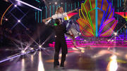 Alessandra Meyer-Wölden und Sergiu Luca zeigen einen Slowfox Alessandra Meyer-Wölden und Sergiu Luca zeigen einen Slowfox
