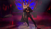 Jana Pallaske und Massimo Sinató mit ihrem Slowfox Jana Pallaske und Massimo Sinató mit ihrem Slowfox