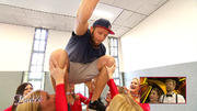 Julius Brink hebt beim Cheerleading ab Julius Brink hebt beim Cheerleading ab