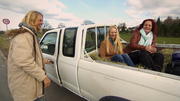 Jürgen holt Gabriella und Margret mit dem Pick-up ab Jürgen holt Gabriella und Margret mit dem Pick-up ab