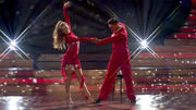 Victoria und Erich tanzen eine Fusion aus Rumba und Cha Cha Cha Victoria und Erich tanzen eine Fusion aus Rumba und Cha Cha Cha