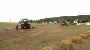 Volle Traktor-Fahrt voraus beim Wiesen-Slalom Volle Traktor-Fahrt voraus beim Wiesen-Slalom
