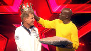 Ritterschlag: Bruce Darnell krönt "Sir Dieter Bohlen" Ritterschlag: Bruce Darnell krönt "Sir Dieter Bohlen"