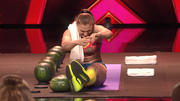 Olga zerquetscht Wassermelonen mit den Beinen Olga zerquetscht Wassermelonen mit den Beinen