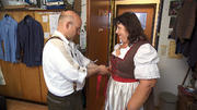 Bernd-Udo legt bei Cornelias Dirndlschleife Hand an Bernd-Udo legt bei Cornelias Dirndlschleife Hand an