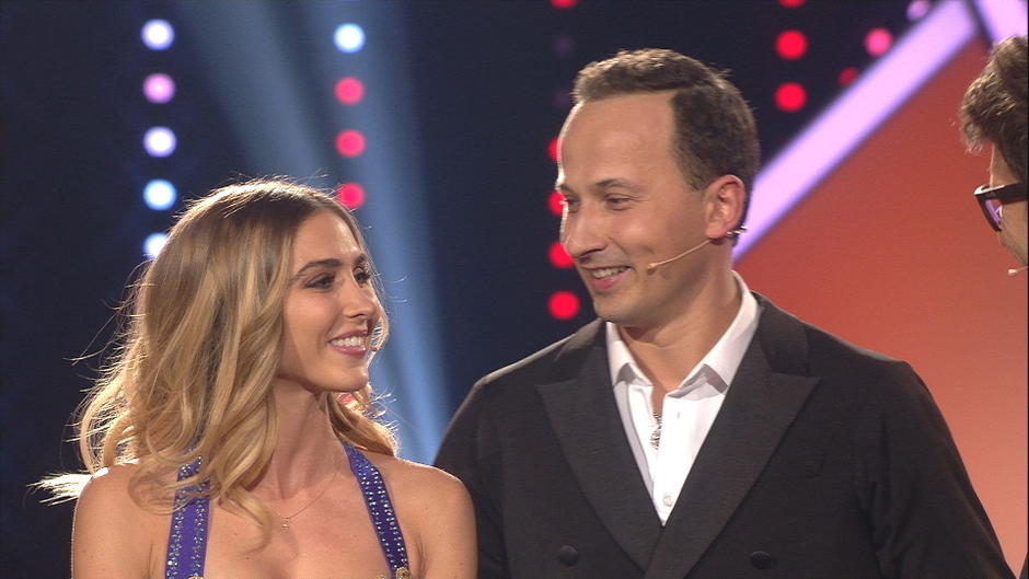 Ann-Kathrin Brömmel darf mit Sergiu tanzen Ann-Kathrin Brömmel darf mit Sergiu tanzen