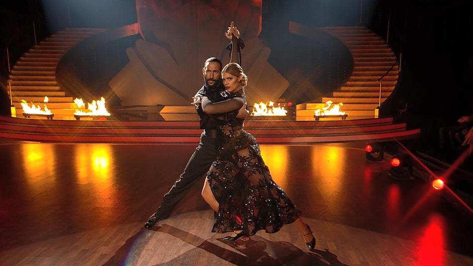 Angelina Kirsch und Massimo Sinató zeigen einen Tango Angelina Kirsch und Massimo Sinató zeigen einen Tango