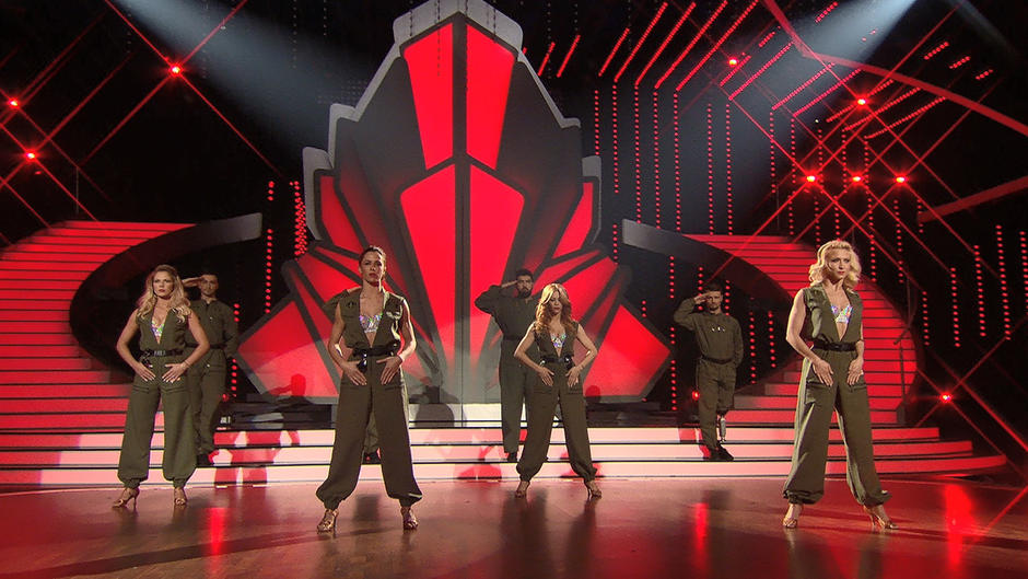 Team Vanessa tanzt zu einem Medley aus "Top Gun" Team Vanessa tanzt zu einem Medley aus "Top Gun"