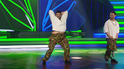 Faisal Kawusi tanzt den Streetdance gegen Heinrich Popow Faisal Kawusi tanzt den Streetdance gegen Heinrich Popow