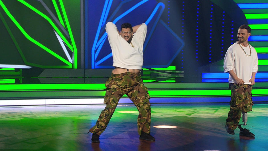 Faisal Kawusi tanzt den Streetdance gegen Heinrich Popow Faisal Kawusi tanzt den Streetdance gegen Heinrich Popow