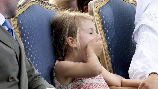 Ist da etwa jemand müde? So süß: Prinzessin Estelle von Schweden im Gähn-Rausch