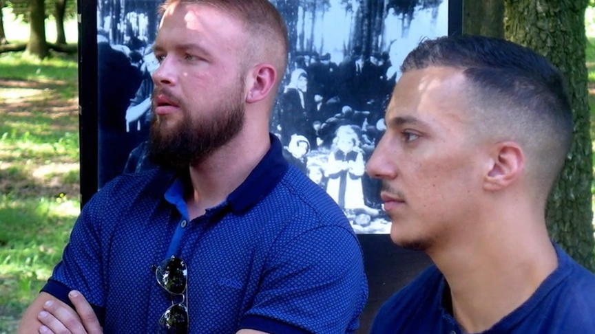 Die Skandal-Rapper zeigen Geste gehen Hass Nach Echo-Eklat: Kollegah und Farid Bang besuchen Auschwitz