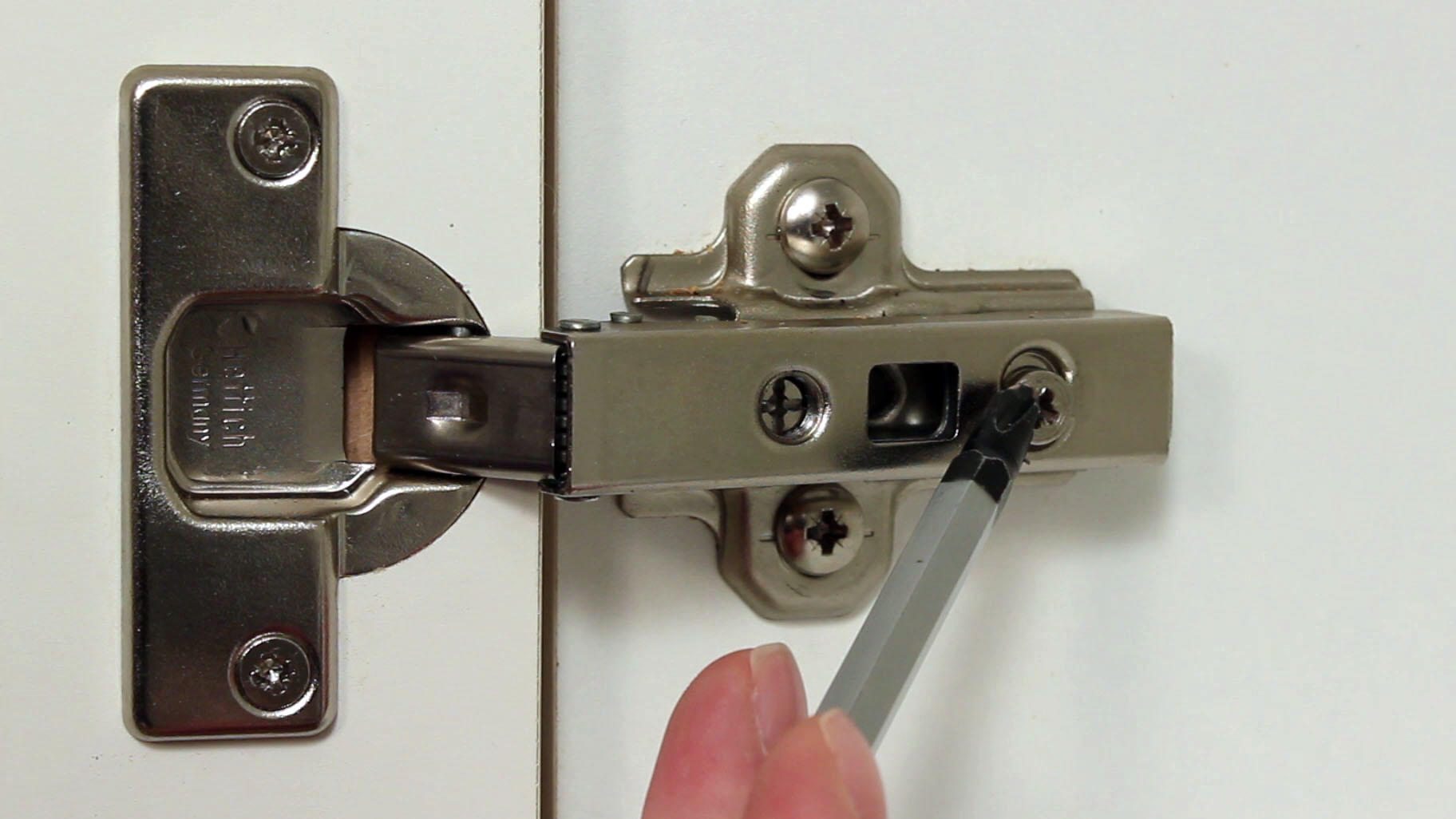 Schrank Scharnier Einstellen