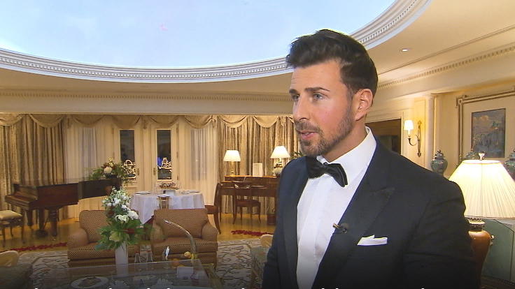 So romantisch hält er um die Hand seiner Freundin an Leonard Freier macht seiner Caona im Disneyland einen Antrag