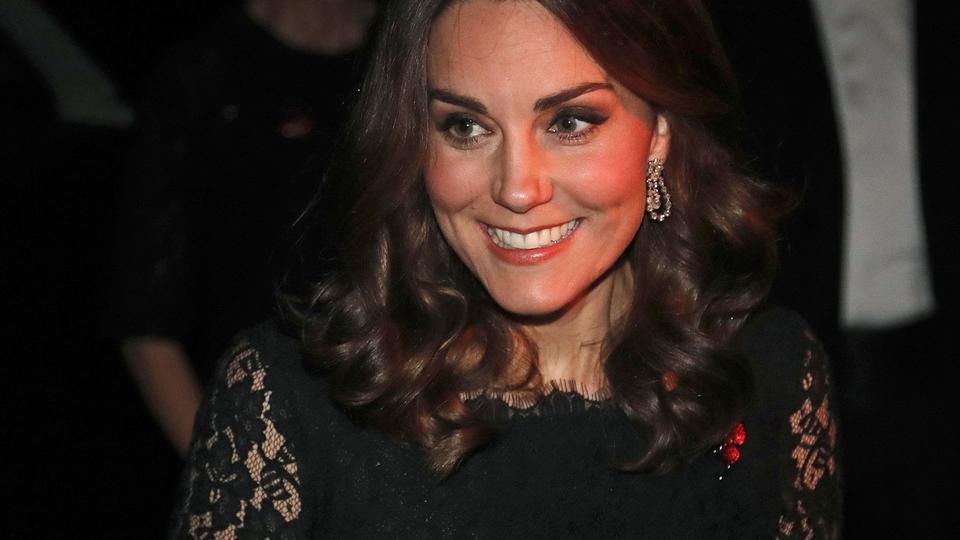 Im Spitzenkleid: Herzogin Kate zeigt ihre royale Babykugel