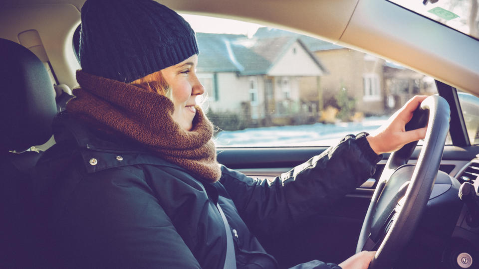 Es kann zu schlimmen Verletzungen kommen Winterjacke im Auto nie anlassen!