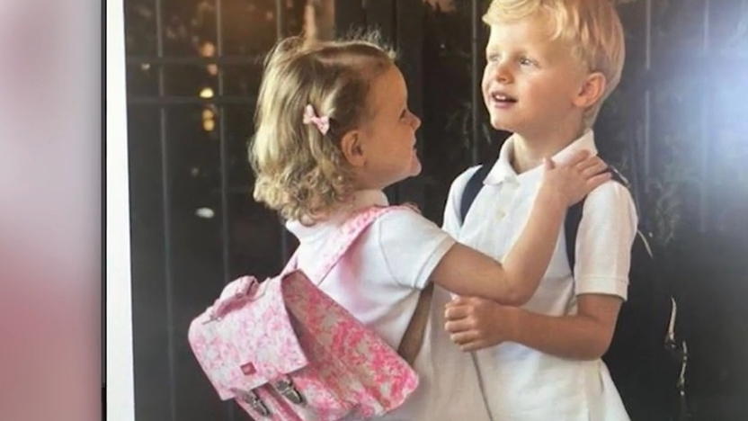 Zwillinge haben ersten Schultag Prinz Jacques und Prinzessin Gabriella im Partnerlook