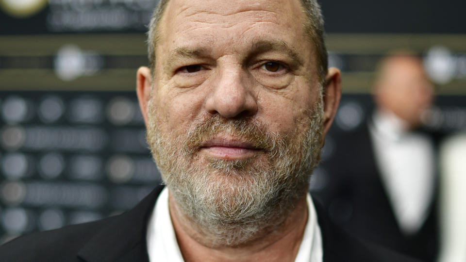 Video zeigt sexuelle Belästigung Harvey Weinstein: Hier begrapscht und bedrängt er eine Frau