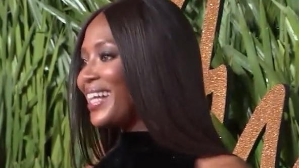 Wow-Auftrit von Top Model Naomi Campbell Naomi Campbell zeigt sich oben ohne