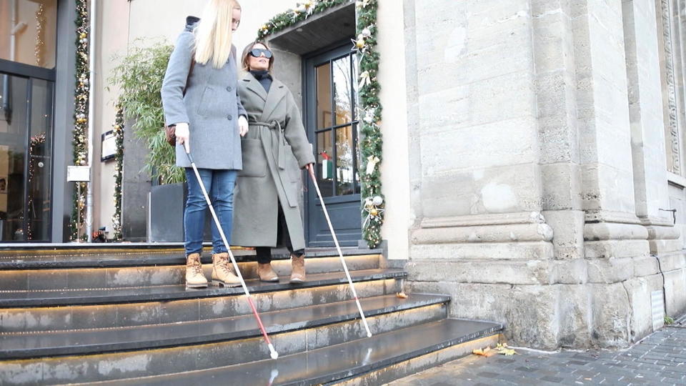 Einen Tag als Blinde Nazan Eckes macht den Selbsttest