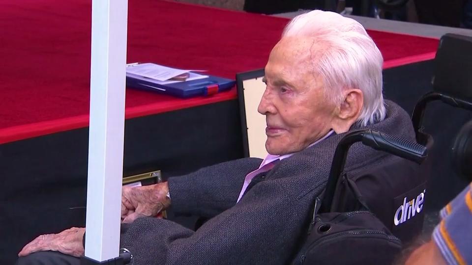 Happy Birthday Süßes Video zum 102. Geburtstag von Kirk Douglas