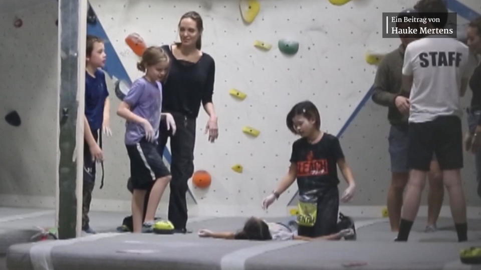 Family First Angelina Jolie zeigt sich entspannt mit ihren Kids