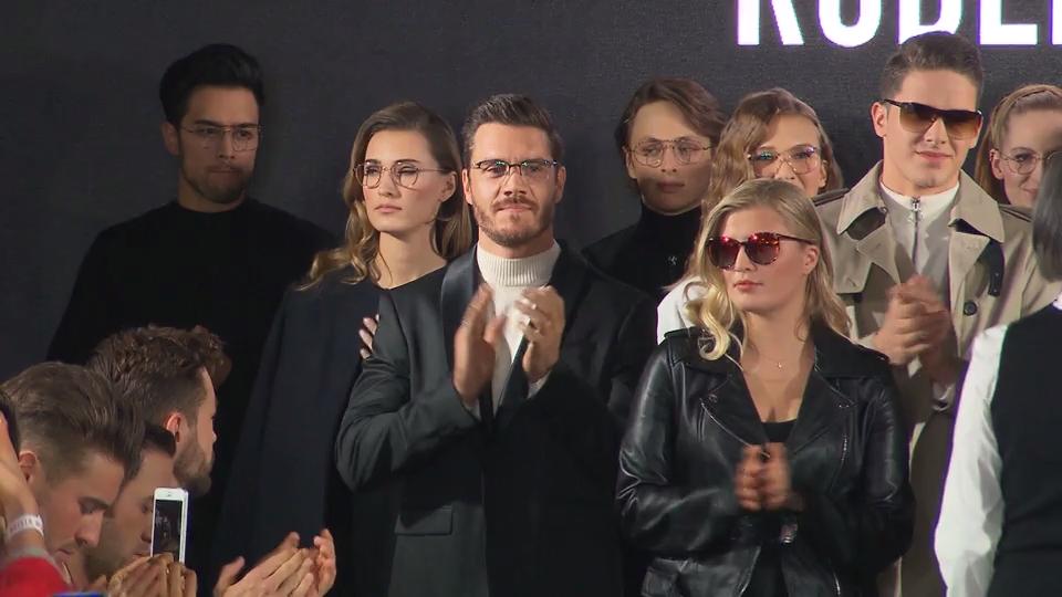 Blind vor Liebe? Thomas Seitel rempelt Designerin an