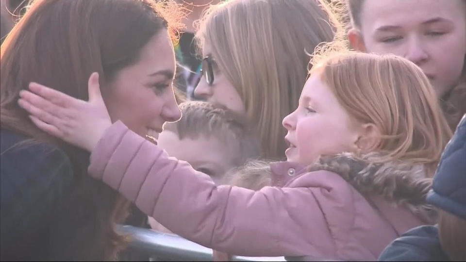 Herzogin zum Anfassen Mini-Fan darf Kates Haare berühren