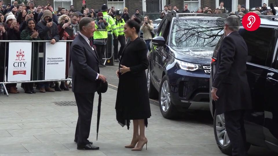 Besuch bei Londoner Universität Herzogin Meghan und ihr Babybauch