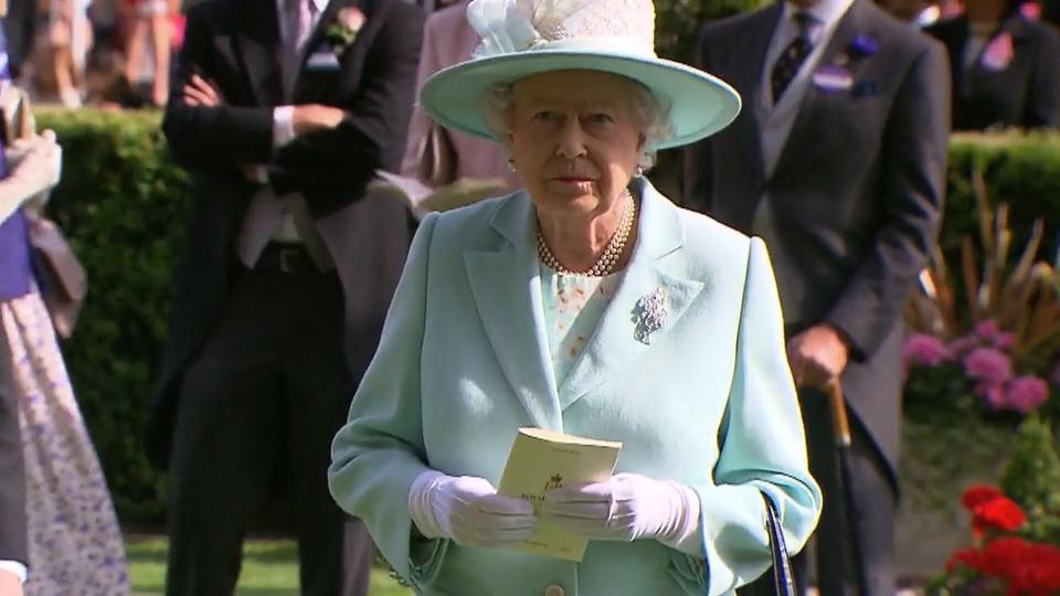 DAS verdient ein Angestellter Die Queen sucht einen neuen Butler!