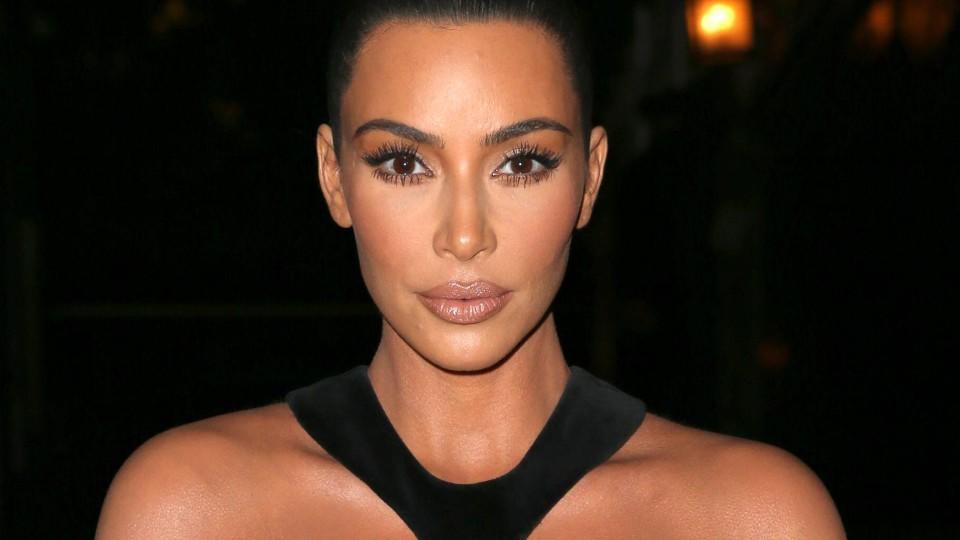 Das muss doch weh tun! Kim Kardashian zeigt viel Haut im Quetschkleid