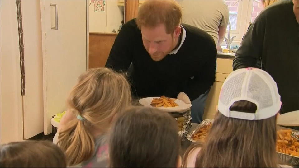 So süß ist er mit Kindern Prinz Harry übt Papa