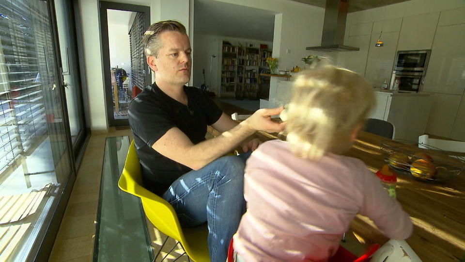 Seine Tochter hat das Angelman Syndrom AWZ-Star hilft seinem Kind mit Hanf