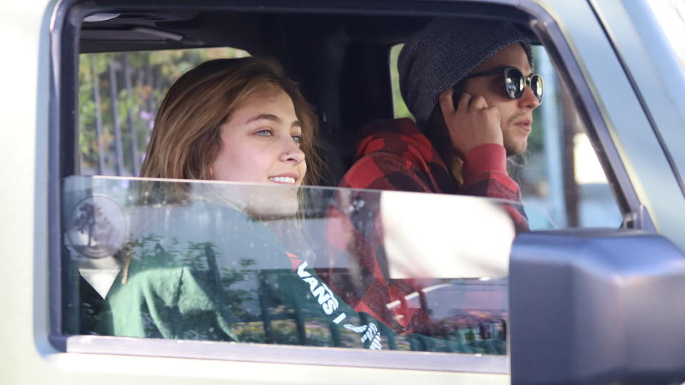 Sie zeigt den Paparazzi die Wahrheit Paris Jackson dementiert Suizid-Gerüchte!