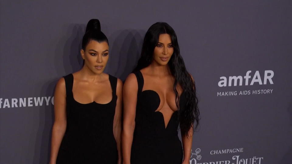 Kourtney Kardashian nackt Sexy! Aber ein Photoshop-Fail - oder?