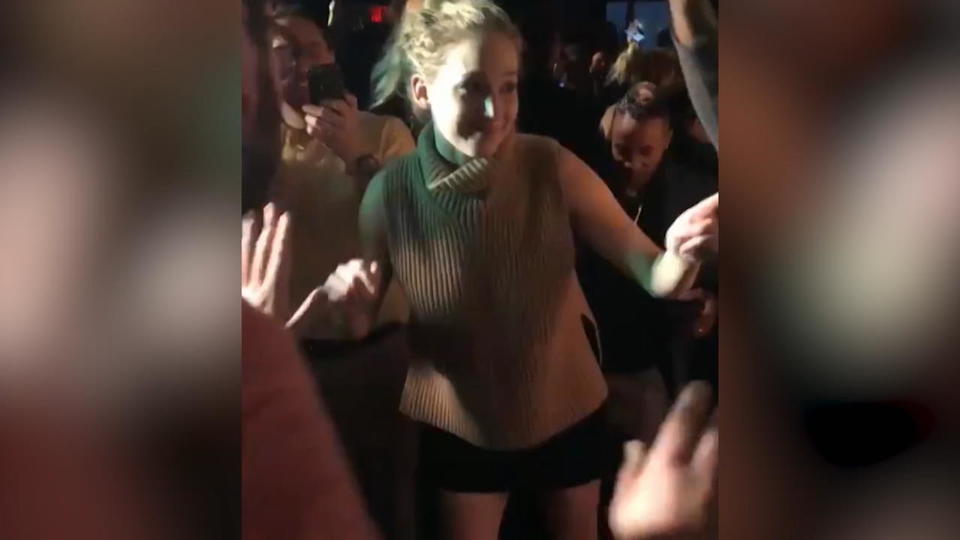 So nah kommt man den Megastars selten Adele und Jennifer Lawrence feiern im Schwulenclub