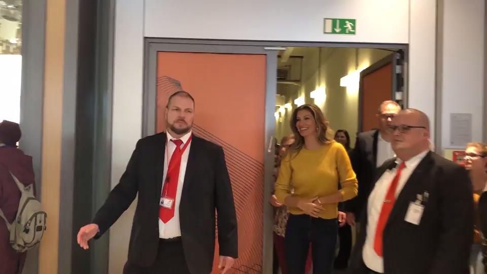 Giselle Bündchen gibt Autogramme in Hamburg