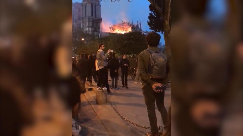 Bewegende Szenen in Paris Passanten singen vor Notre-Dame „Ave Maria"