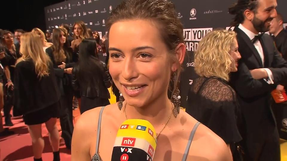 Ohne Andrej auf dem roten Teppich Jennifer schwärmt von ihrer Beziehung