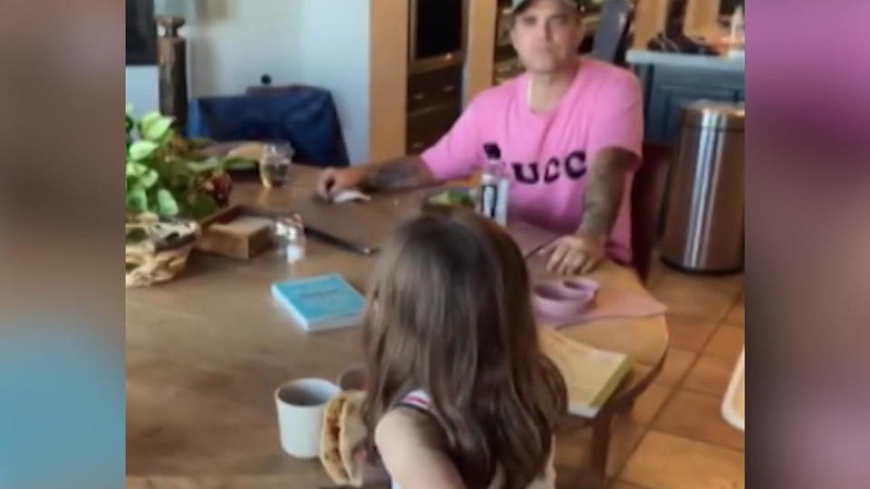 Voller Inbrust Robbie Williams' Tochter singt "Angels"